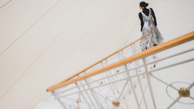 Диана Вишнеева на лестнице Античного дворика