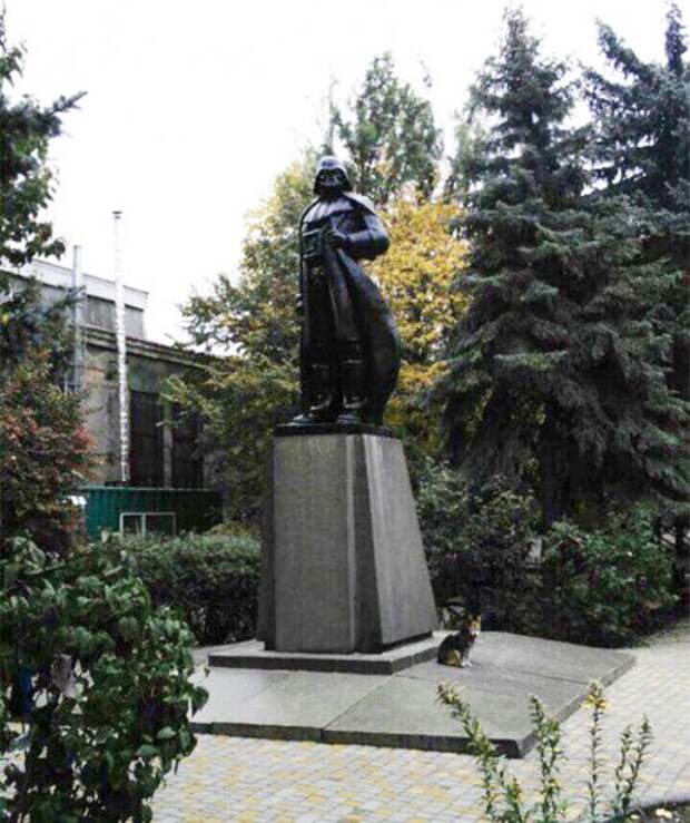Из Ленина — в Дарта Вейдера: в Одессе появился уникальный памятник (4 фото)