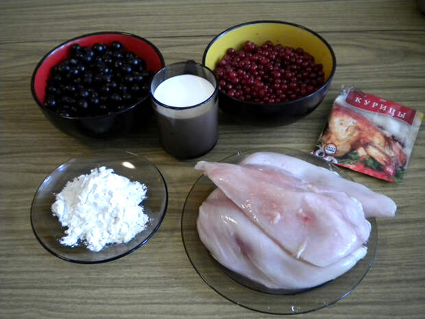 Сочное куриное филе под соусом из ягод смородины