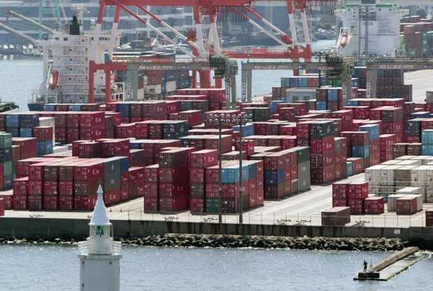 Импорт товаров в Россию из Японии в 2013 году составил 1,4 млн тонн на $13,96 млрд. Экспорт из России в Японию - более 37 млн тонн на $19,67 млрд. На фото: порт в городе Иокогаме 