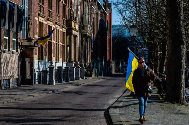 Двое мужчин на Украине облили памятный крест имени Степана Бандеры