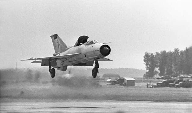 МиГ-21 (по кодификации NATO: Fishbed) - первый советский многоцелевой истребитель третьего поколения с одним двигателем, разработанный в середине 1950-х годов. Первый МиГ с треугольным крылом. Советскими летчиками за характерный внешний вид был прозван "Балалайкой". Самый распространенный сверхзвуковой боевой самолет в мире