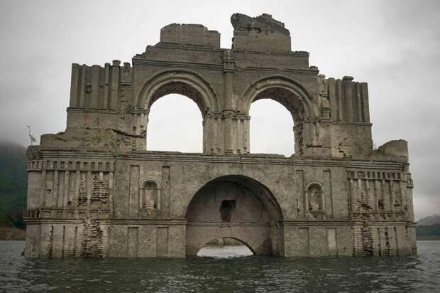 400-летняя церковь посреди водохранилища