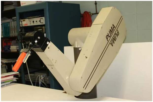 Хирург производит первую операцию с ассистентом-роботом, 1985 год. General Motors здорово вложились в разработку промышленных роботов PUMA, способных помогать людям даже вне сферы автопрома. В 1985 году PUMA 560 помогал хирургу провести биопсию головного мозга, двумя годами позже – ещё одну операцию.