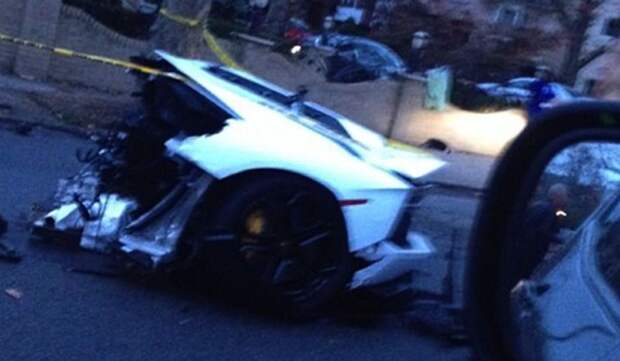 Lamborghini Aventador разорвало на две части 