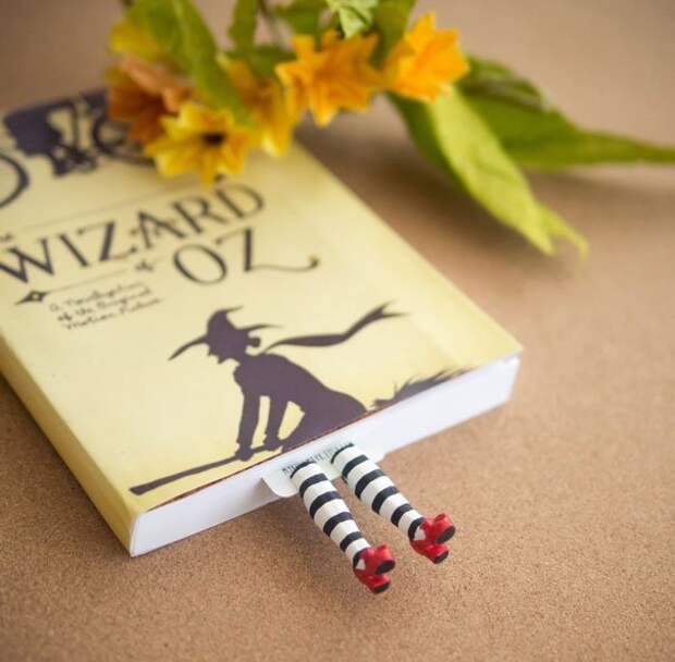 закладки в виде ног, торчащих из книги
