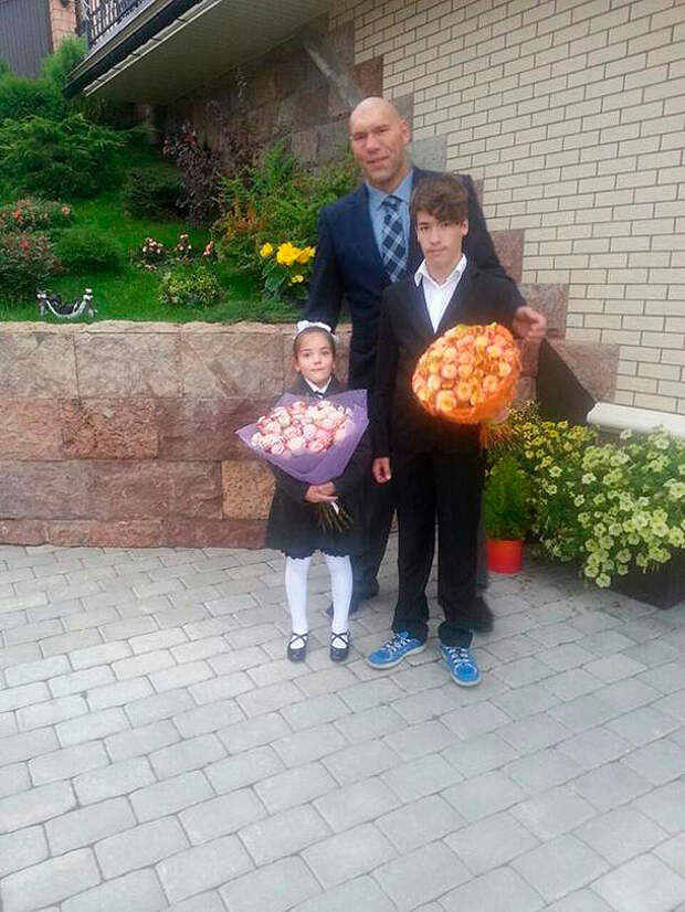 Николай Валуев с детьми. Фото: twitter.com/NickValuev