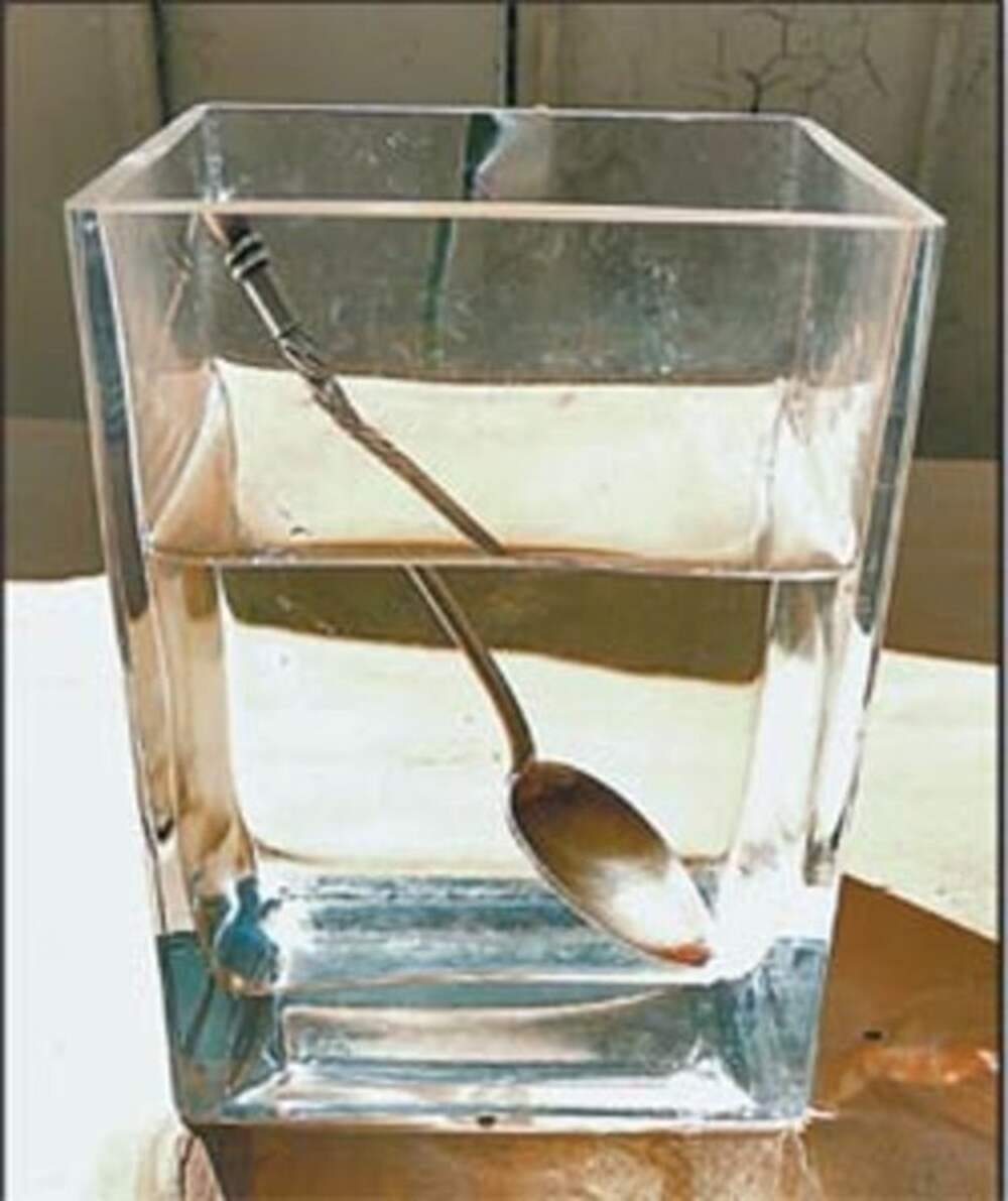 Вода очищенная серебром. Ложка в стакане с водой. Серебрение воды. Ложка в воде. Прозрачная вода в стакане с ложкой.
