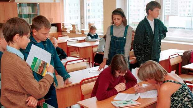 В 1992 году ношение формы стало необязательным. На фото: ученики, 2000 год