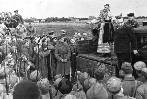 Русские народные песни занимают отдельную нишу - все они о доме, а дом далеко... история, ссср