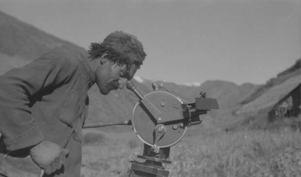 Хевсур разглядывающий новый образец камеры. 1931 год. 