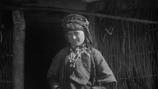 Хевсурская юная девушка в поселении. 1929 год. 