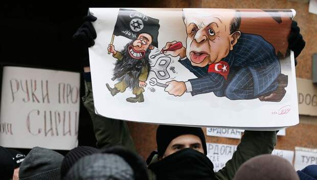 Гордость России: Путин наградил погибших в Сирии военных . Уничтожение Су-24: американский генерал встал на сторону России Протест у посольства Турции в Москве: здание закидали камнями и яйцами