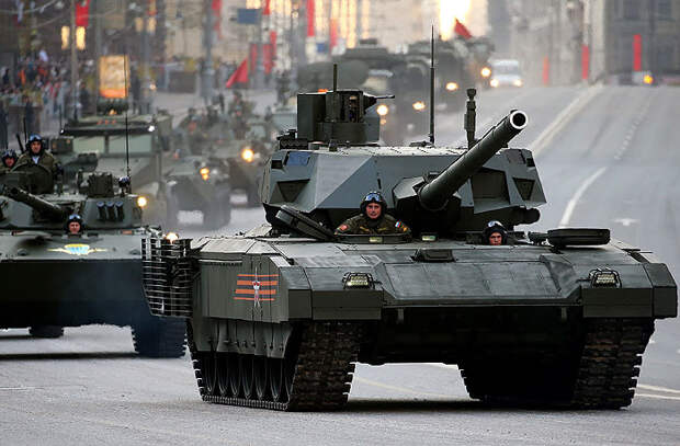Танк Т-14 "Армата" во время проезда военной техники по Тверской улице перед репетицией парада на Красной площади.