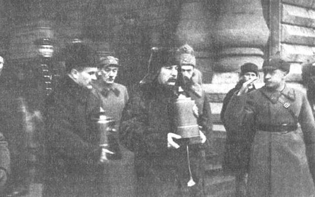И.В. Сталин и В.М. Молотов на похоронах стратонавтов