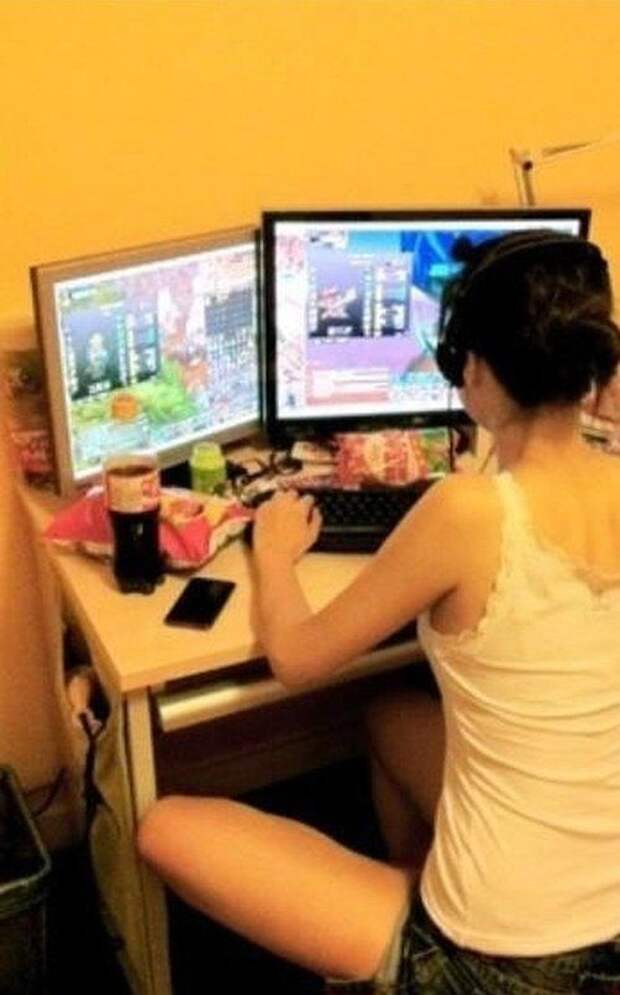 В чем сидят девушки перед компьютером в жару? (11 фото)