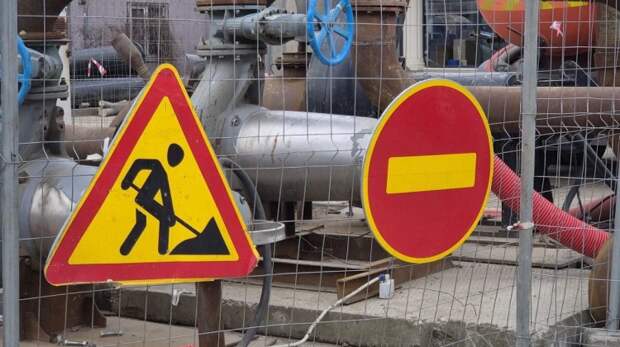 Провал грунта по Садовой в Краснодаре: обрушился заброшенный коллектор, что с трамваями