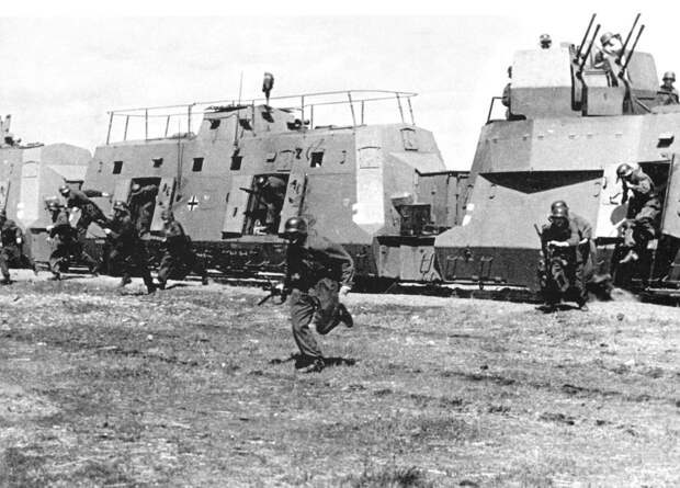Высадка десанта из немецкого бронепоезда, 1941.
