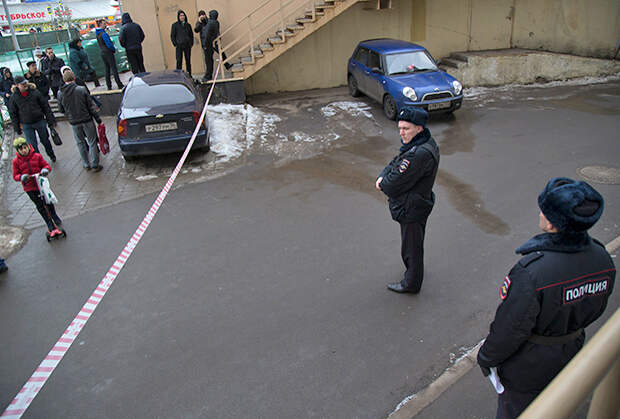 Полицейские оцепили подходы к станции метро «Октябрьское Поле» 29 февраля