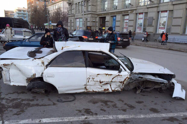 Искореженные в страшных ДТП машины выстроились в центре Новосибирска авария, авто, акция, дтп, новосибирск