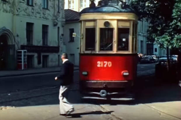 Знаменитый дом «со зверями» и красно-белая телефонная будка образца 1970‑х гг.
