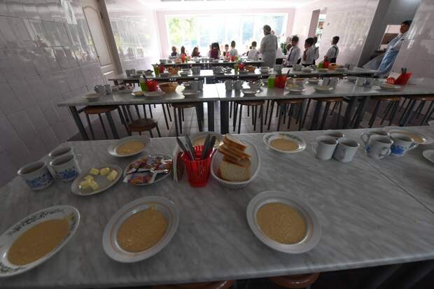 В Батайске будут судить заведующую школьной столовой за массовое отравление детей