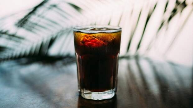 Стоматолог перечислил напитки, которые опасны для зубов