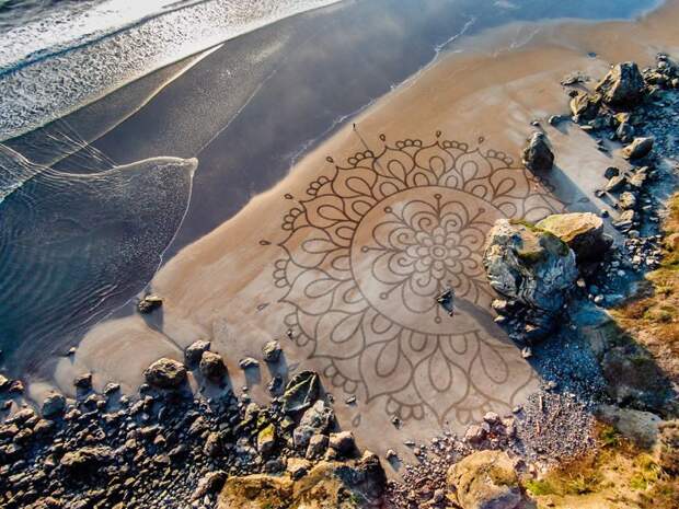 На создание рисунков на песке его вдохновил фестиваль Burning Man  картина, песок, рисунок