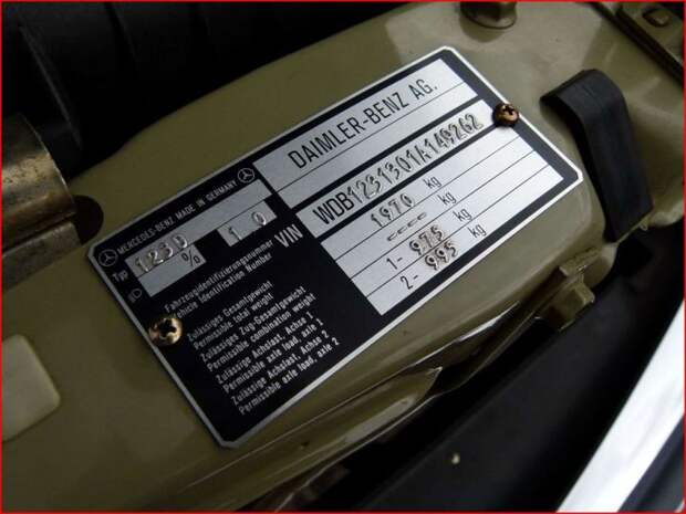 Новенький законсервированный Mercedes-Benz E-class W123 (16)
