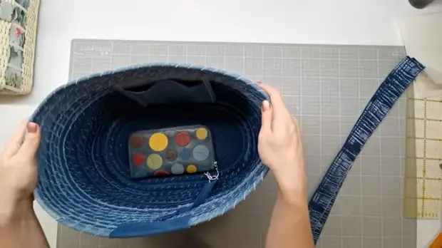 Такие практичные корзинки стали модными в последнее время. Понадобятся лишь шнур и старые джинсы