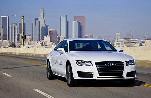 Под капотом Audi A7 h‑tron – установка из 300 топливных ячеек. Два электромотора, по одному на каждой оси, разгоняют машину до сотни за 7,9 с. Максималка – 200 км/ч. Полный привод реализован без жесткой связи между передними и задними колесами – благодаря согласованной работе электродвигателей.
