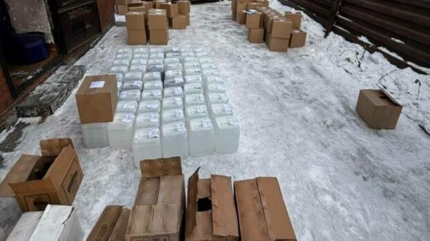 В Бийске семейная пара прятала в гараже две тысячи литров нелегального алкоголя