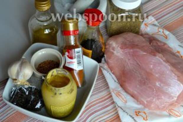 Для приготовления буженины из индейки возьмём филейную часть мяса индейки (грудки), соль и воду для приготовления солевого раствора... А также горчицу, соевый соус, молотую паприку, красный и чёрный перец, молотый кориандр, смесь прованских трав, чеснок и оливковое масло.
