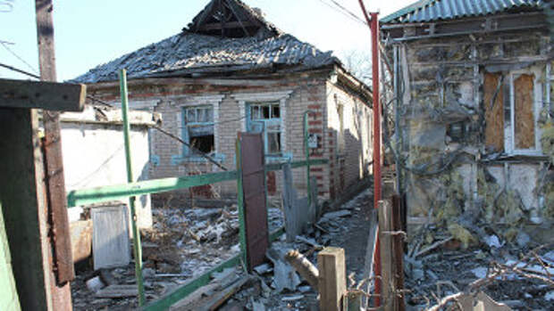 Разрушенные в результате обстрела частные жилые дома в городе Горловке на Донбассе. Архивное фото