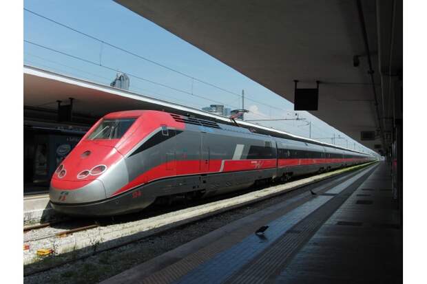 Этот электропоезд был выпущен в Италии в 1993-м, и с его помощью удалось наладить высокоскоростное наземное сообщение между всеми крупными городами страны. Расстояние в 215 километров от центра Болоньи до Милана он преодолевает за 56 минут