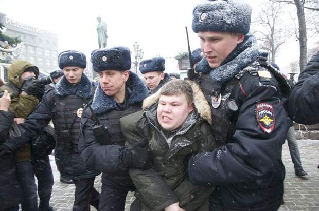 Полиция задерживает участника протеста Виктора Капитонова
