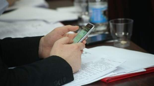 Человек с телефоном в руках / Фото: amic.ru