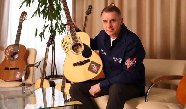 В преддверии 23 февраля народный артист Игорь Петренко подписал гитары