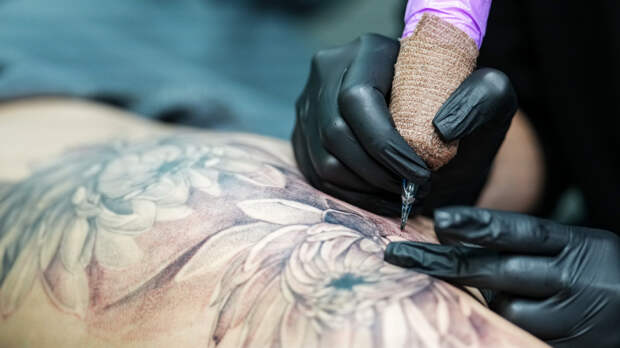 «Запретить их нельзя»: юрист объяснил, можно ли уволить работника за татуировки