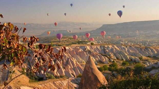 Высокие конусы скал разных форм, размеров и ярких цветов гордо возвышаются над турецкой пустыней.