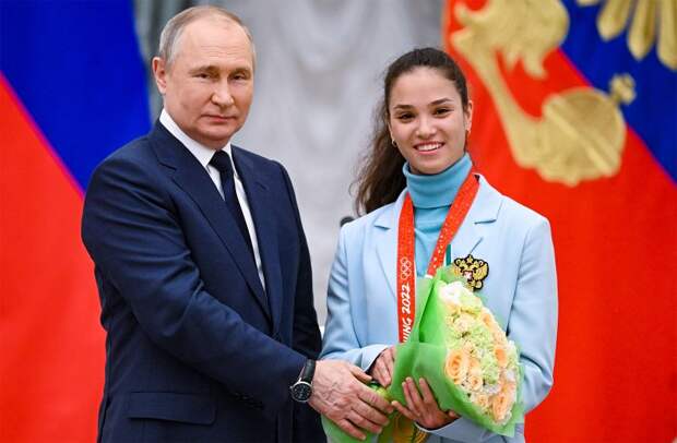 Чемпионка Олимпиады Степанова поддержала власть на встрече с Путиным. Ранее она заткнула норвежского чемпиона мира
