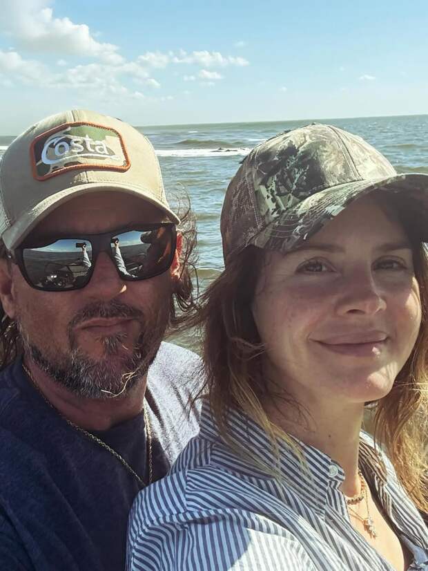 Лана Дель Рей трогательно поздравила мужа с 51-летием: «Бесконечная любовь»