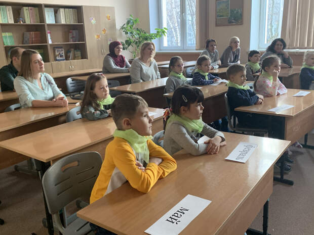 ДОД в школе 878 дети и родители в классе за партами