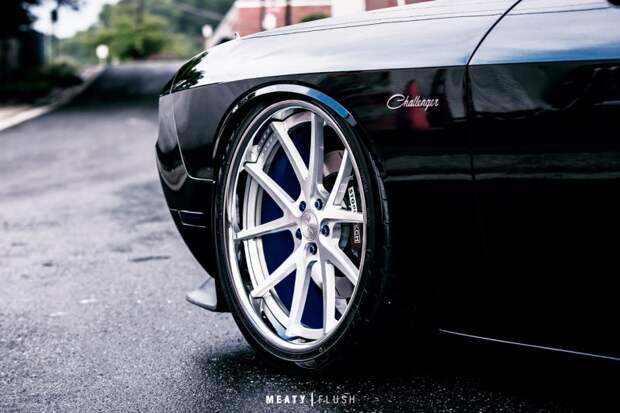 Dodge Challenger на дорогущих тапках принес stance в США Dodge Challenger на дорогущих тапках принес stance в США challenger, dodge, мускул-кар, тюнинг