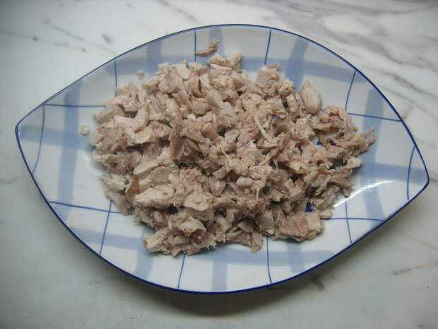Нарезать куриное мясо кубиками или волокнами