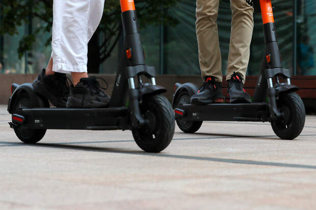 Автоэксперт Ладушкин: при езде на электросамокате нужно использовать шлем