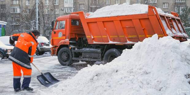 На Беговой проходит массовая очистка дорог от снега