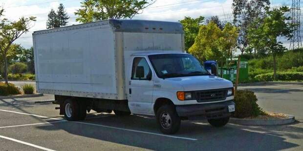Молодой сотрудник Google живет в грузовике на парковке компании google, дом на колесах, кемпер