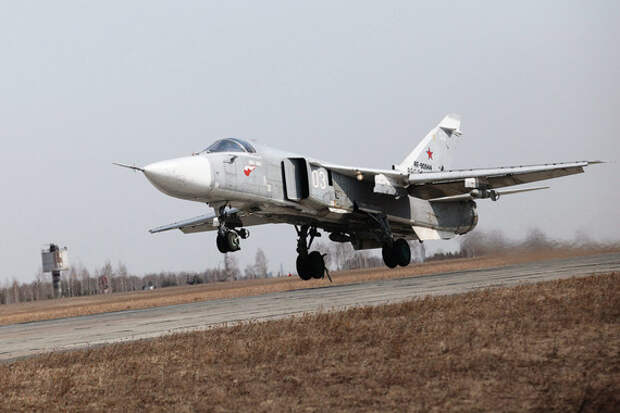 В Латакии развернуто не менее 28 российских ударных самолетов. Среди них Су-24 - основной бомбардировщик Воздушно-космических сил России, который является носителем высокоточного оружия и может наносить удары на большую глубину