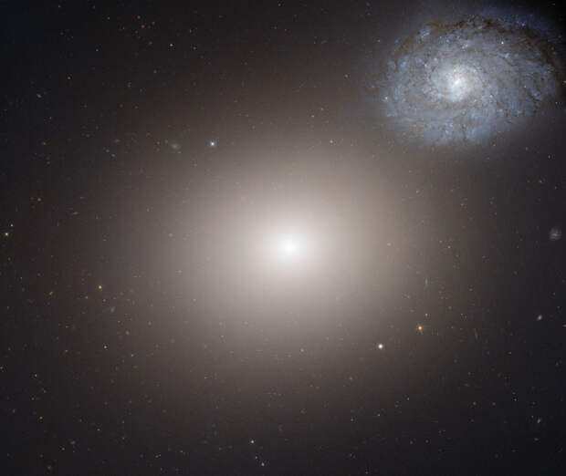 В центре М60 находится сверхмассивная черная дыра, имеющая 4,5 млрд солнечных масс
